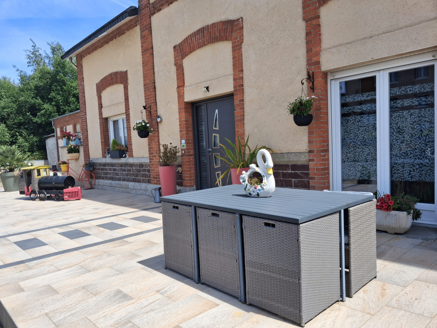 Terrasse extérieure devant la maison