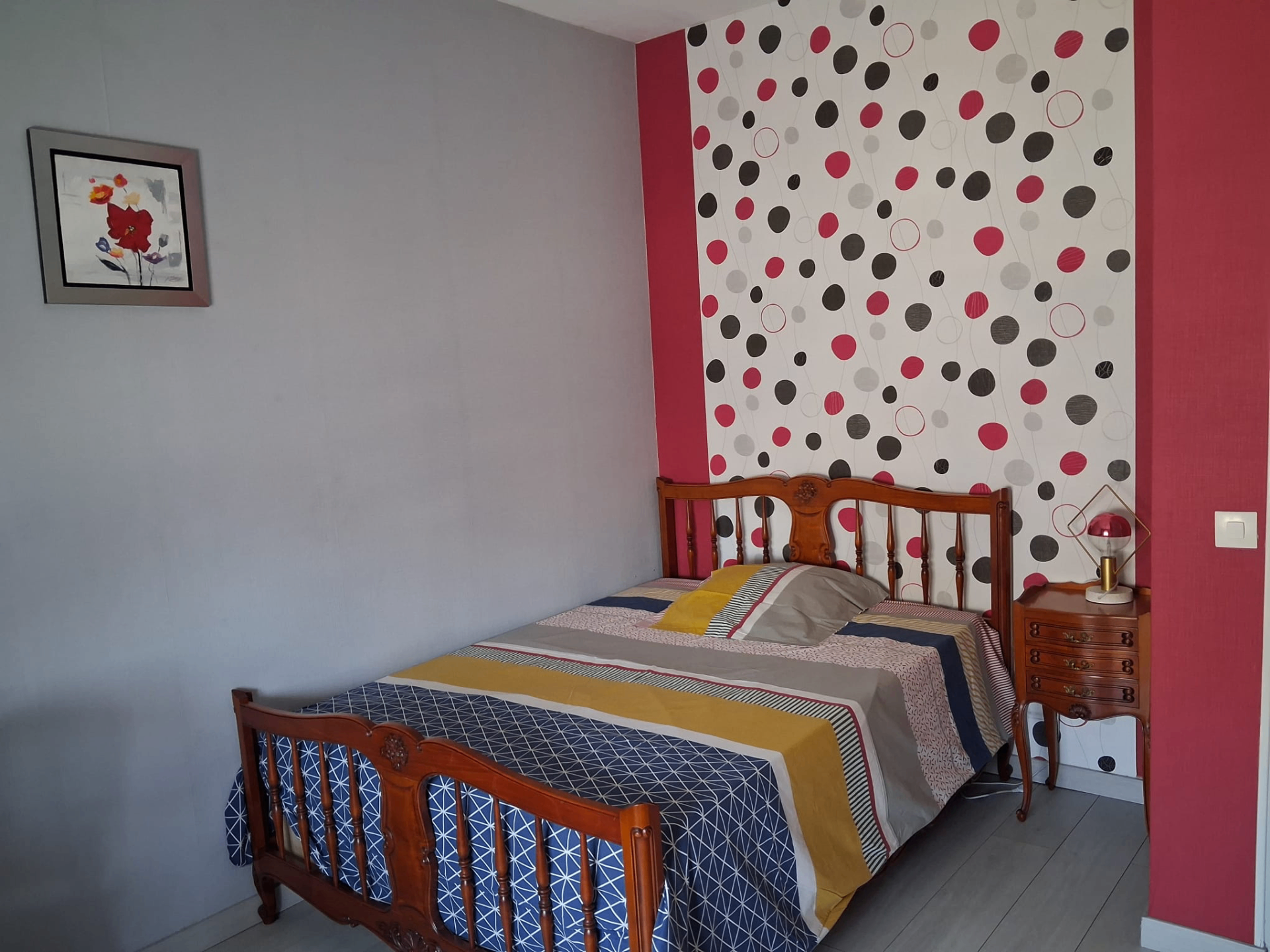 Chambre 2 — lit en bois, esprit nature