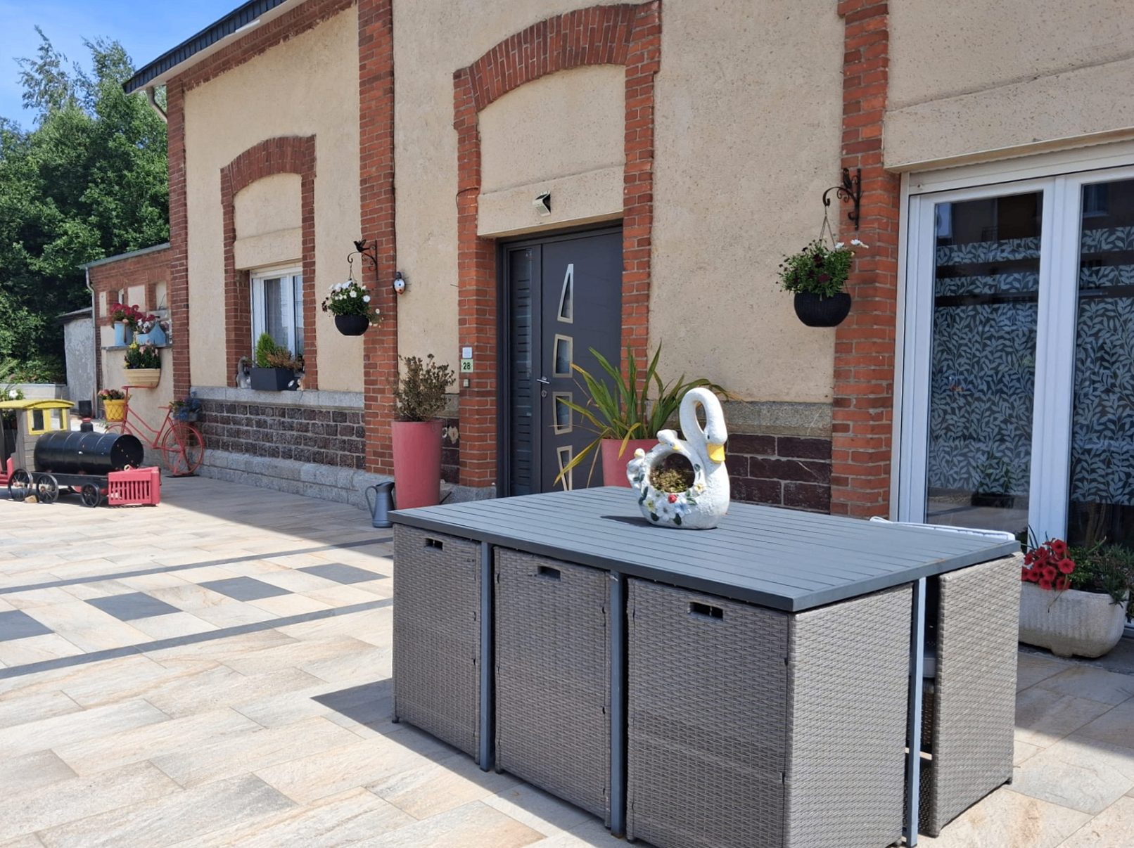 Terrasse ensoleillée de la maison à Saint-Méen-le-Grand